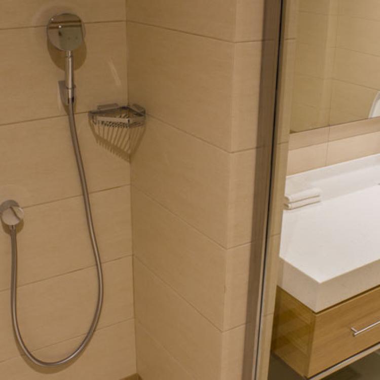 Фото оснащения ванной комнаты в 2 местном, 2 комнатном, Люксе санатория Источник в Ессентуках